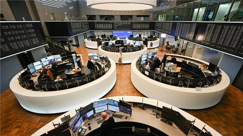 Trotz Krise: Dax-Konzerne zahlen Dividenden auf Rekordniveau Frankfurter Börse: Die Dax-Konzerne zahlen Dividenden auf Rekordniveau trotz sinkender Gewinne. (Archivbild)