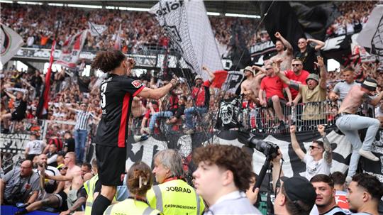 Frankfurter Ekstase: Arthur Theate bejubelt mit den Fans den Champions-League-Einzug.