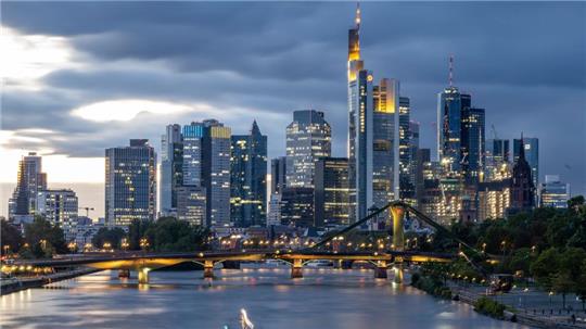 Frankfurter Skyline: Mehrere Banken habe große Mietverträge für neue Büros abgeschlossen. (Archivbild)