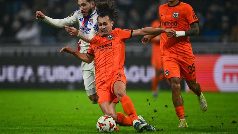 Erste Niederlage für Frankfurt in der Europa League Frankfurts Arthur Theate (vorne) leitete mit seinem Ballverlust die 2:1-Führung für Lyon ein.