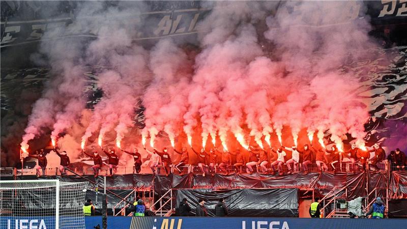 Frankfurts Fans zünden Pyrotechnik.