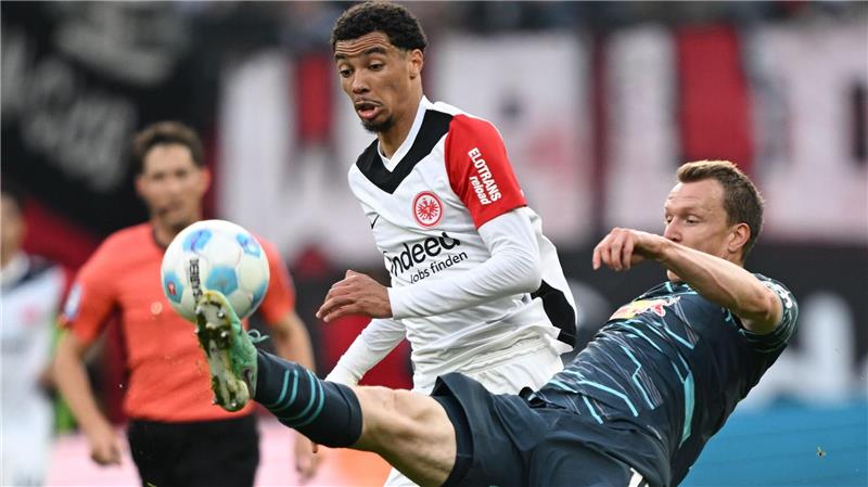 Frankfurts Hugo Ekitiké (l) erzielte das zwischenzeitliche 3:0 gegen RB Leipzig.
