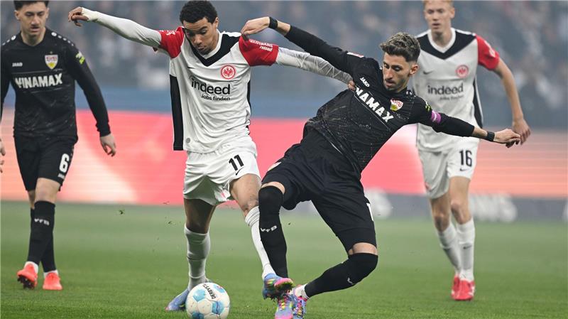 Götze trifft: Frankfurt gewinnt in Überzahl gegen Stuttgart Frankfurts Hugo Ekitiké (l) und Stuttgarts Atakan Karazor lieferten sich ein Duell auf Augenhöhe.