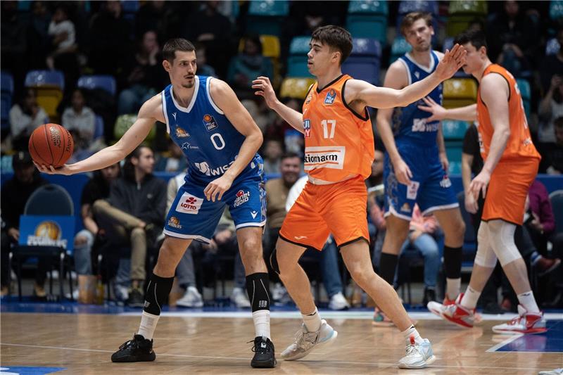 Oldenburgs Basketballer holen Nationalspieler Lukas Wank Frankfurts Lukas Wank (l) gegen Ulms Juan Nunez. Wank spielt in der neuen Saison für Oldenburg.
