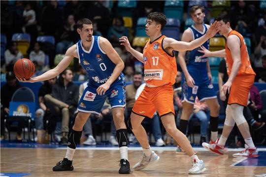 Frankfurts Lukas Wank (l) gegen Ulms Juan Nunez. Wank spielt in der neuen Saison für Oldenburg.