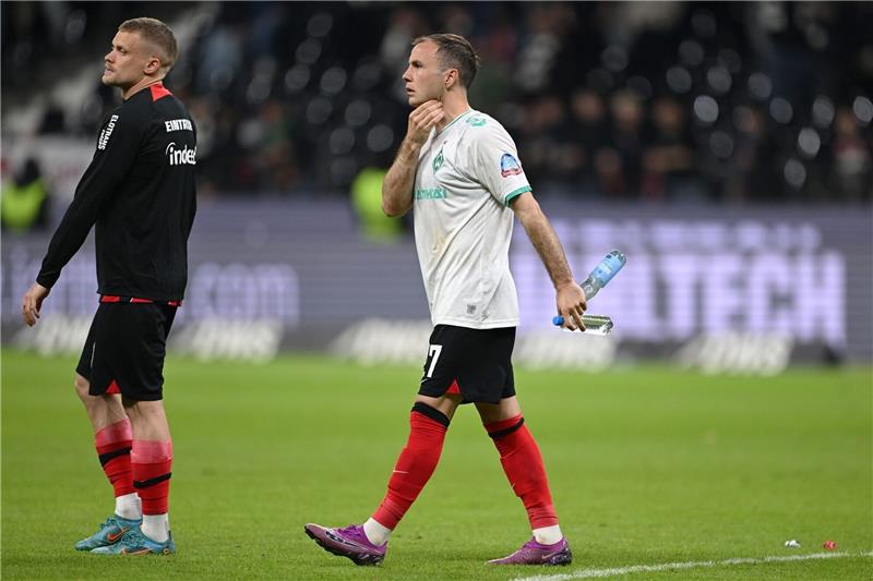 Frankfurts Mario Götze (r) geht nach Abpfiff vom Platz.
