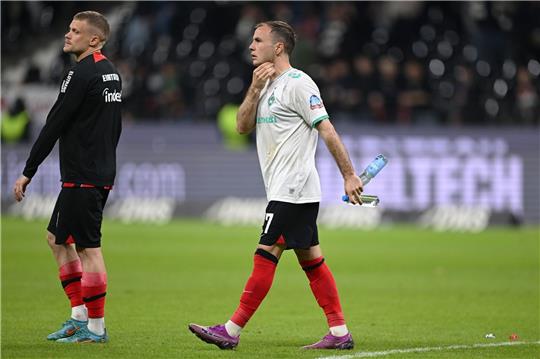 Frankfurts Mario Götze (r) geht nach Abpfiff vom Platz.