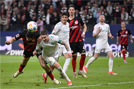 Frankfurts Nacho Ferri (l) und Bremens Marco Friedl im Kopfballduell.