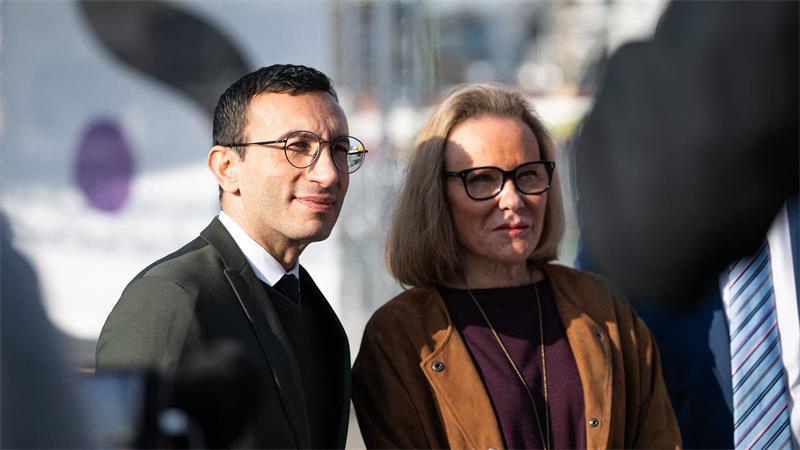 Frankfurts Oberbürgermeister, Mike Josef begrüßt Sanofi-Chefin Belen Garijo.