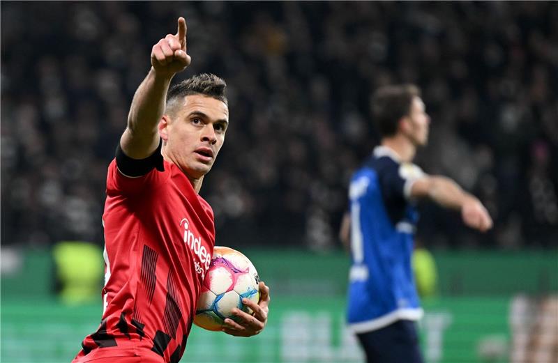 Frankfurts Rafael Borre bejubelt sein Tor zum 2:2.