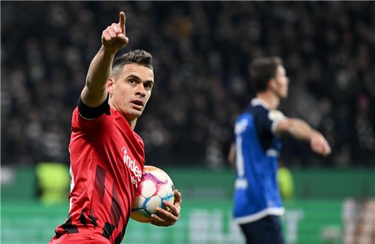 Frankfurts Rafael Borre bejubelt sein Tor zum 2:2.