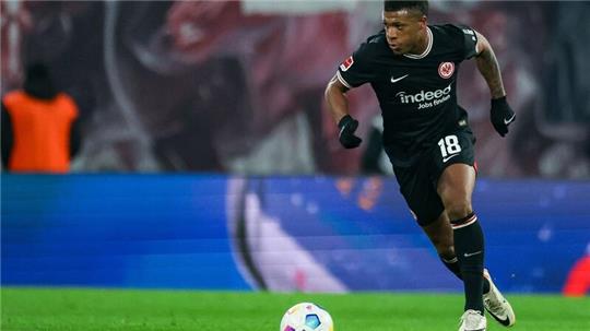 Frankfurts Spieler Jessic Ngankam am Ball.
