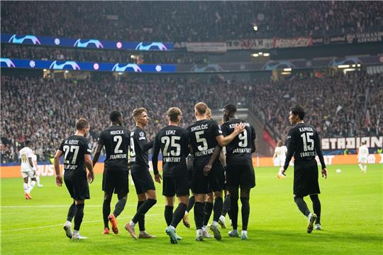 Frankfurts Spieler nach dem 2:1 gegen Olympique Marseille.