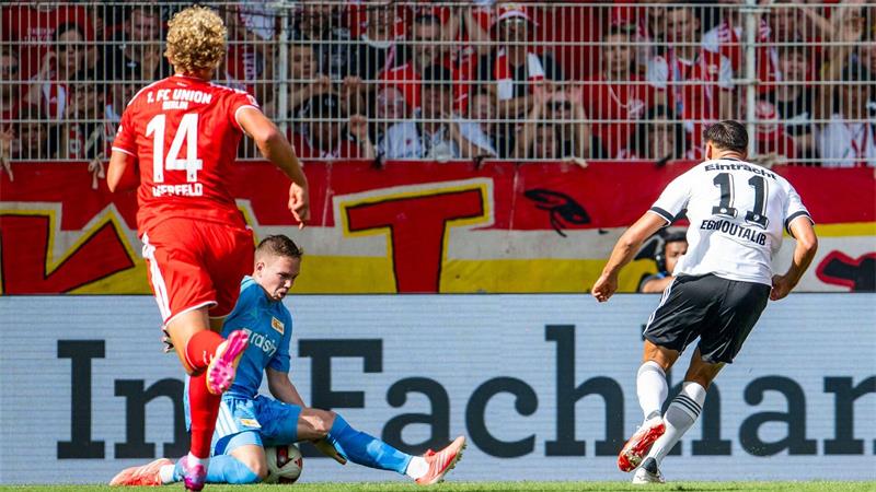 Frankfurts Stürmer Ebnoutalib war am ersten Spieltag treffsicher.