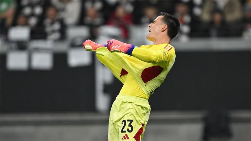 Frankfurts Torwart Michael Zetterer ärgerte sich über die vielen Gegentore gegen den FC Liverpool.