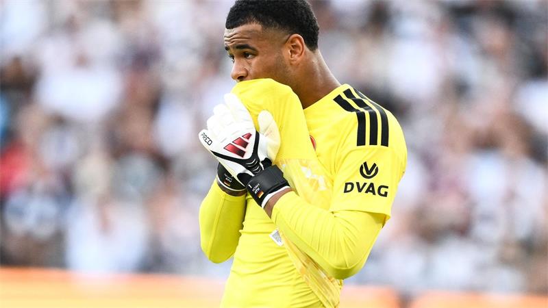 Frankfurts Torwart Noah Atubolu patzte beim zweiten Gegentor.
