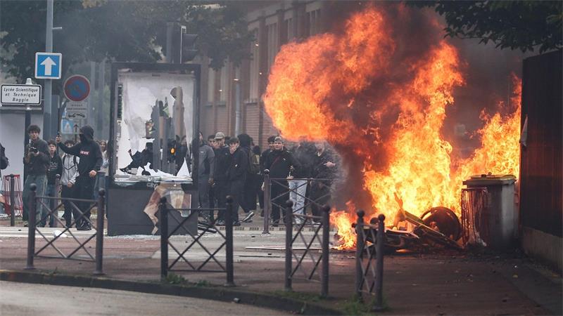 Frankreich: Rauchentwicklung bei Protestaktion von Schülern an Sekundarschule am Streiktag