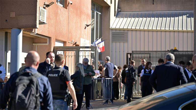 Frankreich: 14-Jähriger schießt auf Schulleiter und Lehrerin Frankreich reagiert erschüttert auf den Schusswaffenvorfall an einer Schule bei Marseille.