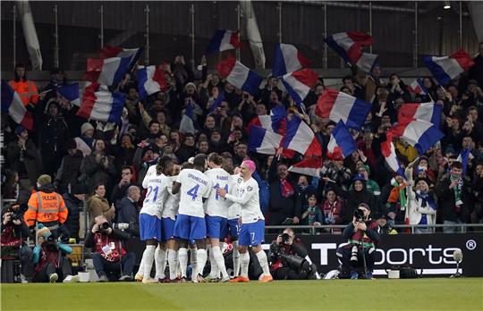 Frankreich setzte sich dank eines Tores von Benjamin Pavard (verdeckt) mit 1:0 in Irland durch.