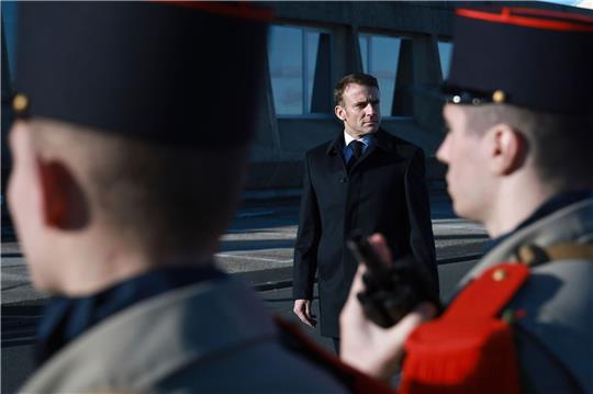 Frankreich steht weiter an der Seite der Ukraine, wie Präsident Emmanuel Macron in einer Ansprache Cherbourg betonte.