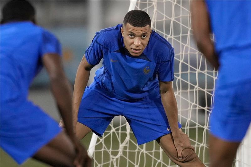 Das bringt der Tag bei der Fußball-WM Frankreichs Kylian Mbappe dehnt sich.