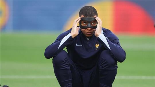 Frankreichs Kylian Mbappé sitzt im Spiel gegen die Niederlande zunächst nur auf der Ersatzbank.