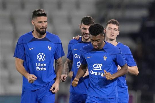 Frankreichs Olivier Giroud (l-r), Theo Hernandez, Kingsley Coman und Benjamin Pavard laufen während einer Traingseinheit über den Platz.