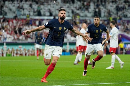 Frankreichs Olivier Giroud (l) jubelt mit Kylian Mbappe nach seiem Führungstreffer zum 1-0.