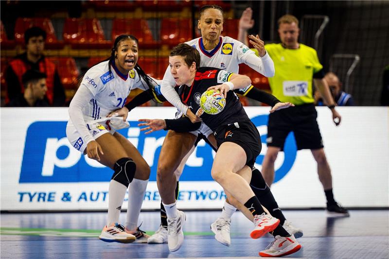 Traum vom Halbfinale geplatzt: Handball-Frauen verlieren Frankreichs Pauletta Foppa (l) und Baatrice Edwige verteidigen am Wurfkreis gegen Alina Grijseels.
