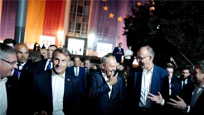 Frankreichs Präsident Emmanuel Macron, Donald Tusk, Ministerpräsident von Polen, und Bundeskanzler Friedrich Merz  beim Unabhängigkeitsfest in Chisinau. 
