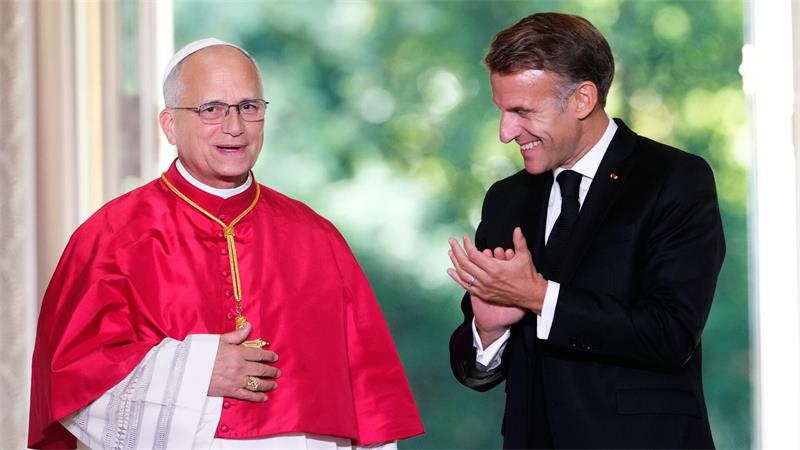 Frankreichs Präsident Emmanuel Macron beklatscht den Gast aus dem Vatikan.