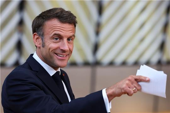 Frankreichs Präsident Emmanuel Macron bildet die Regierung um.