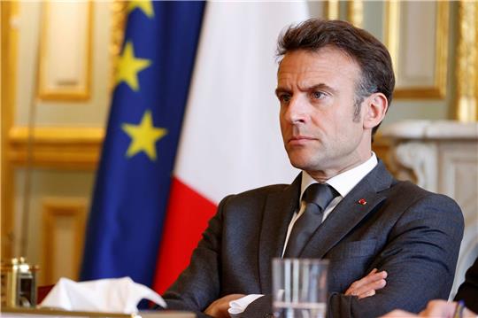 Frankreichs Präsident Emmanuel Macron hat seine umstrittene Rentenreform verteidigt.