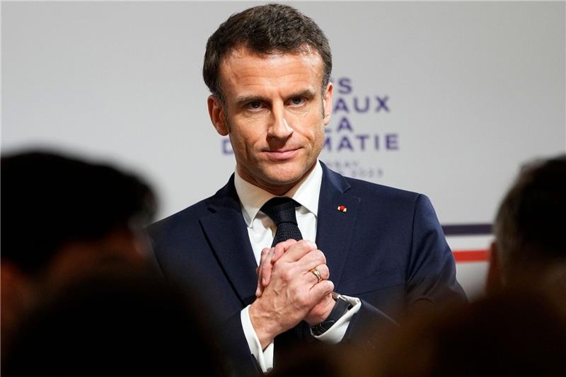 Frankreich: Rentenrefom beschlossen, Regierung abgestraft Frankreichs Präsident Emmanuel Macron ist am Ziel: Die umstrittene Rentenreform ist offiziell beschlossene Sache.