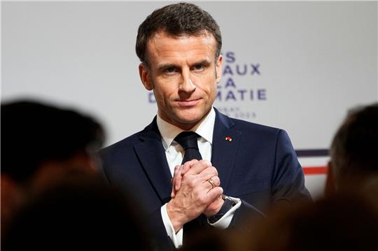 Frankreichs Präsident Emmanuel Macron ist am Ziel: Die umstrittene Rentenreform ist offiziell beschlossene Sache.
