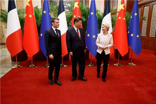 Frankreichs Präsident Emmanuel Macron (l.) ist zusammen mit EU-Kommissionspräsidentin Ursula von der Leyen (r.) nach China gereist. In Peking wurden sie von Präsident Xi Jinping empfangen.