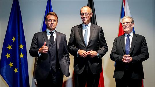 Frankreichs Präsident Emmanuel Macron (l-r), Bundeskanzler Friedrich Merz (CDU) und Keir Starmer, Premierminister von Großbritannien, treffen sich in Den Haag im Delegationshotel am Rande des Nato-Gipfels zu einem trilateralen Gespräch im E3-Format.