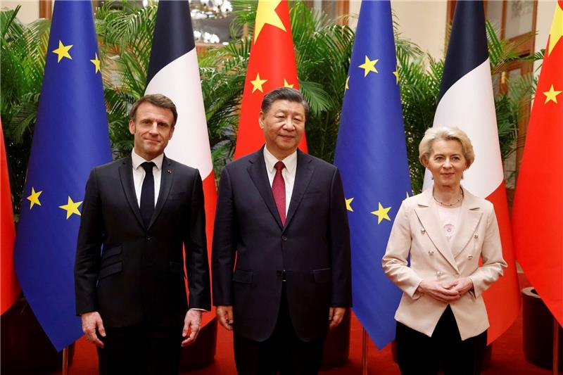 „Good Cop, Bad Cop”?: Macron und von der Leyen in China Frankreichs Präsident Emmanuel Macron (l) und EU-Kommissionspräsidentin Ursula von der Leyen (r) sind zu Chinas Staats- und Parteichef Xi Jinping nach Peking gereist.