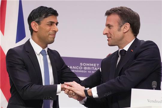 Frankreichs Präsident Emmanuel Macron (r) hat den britischen Premierminister Rishi Sunak im Élysée-Palast empfangen.