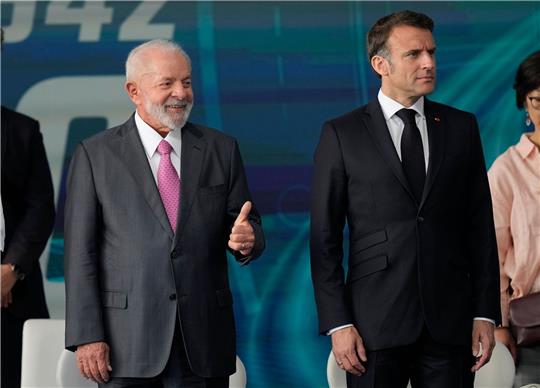Frankreichs Präsident Emmanuel Macron (r), ist zu Besuch bei seinem brasilianischen Amtskollegen Luiz Inacio Lula da Silva.
