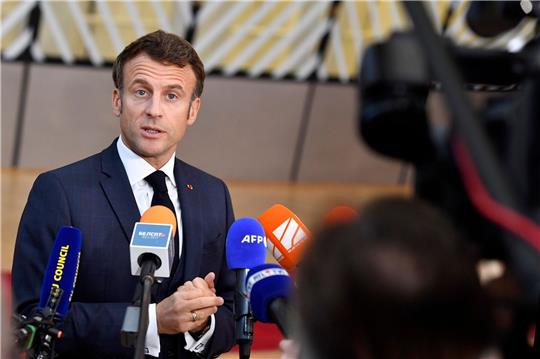 Frankreich will beim Bau neuer Atomkraftwerke Tempo machen Frankreichs Präsident Emmanuel Macron spricht im Rahmen eines EU-Gipfels in Brüssel mit Journalisten.