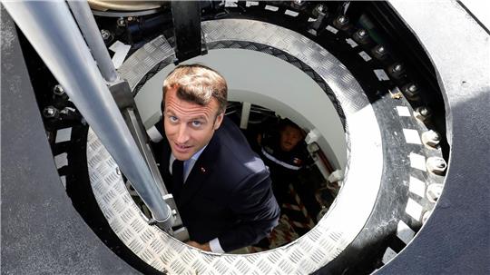 Frankreichs Präsident Emmanuel Macron steigt aus dem französischen Atom-U-Boot „Suffren“. (Archivbild)