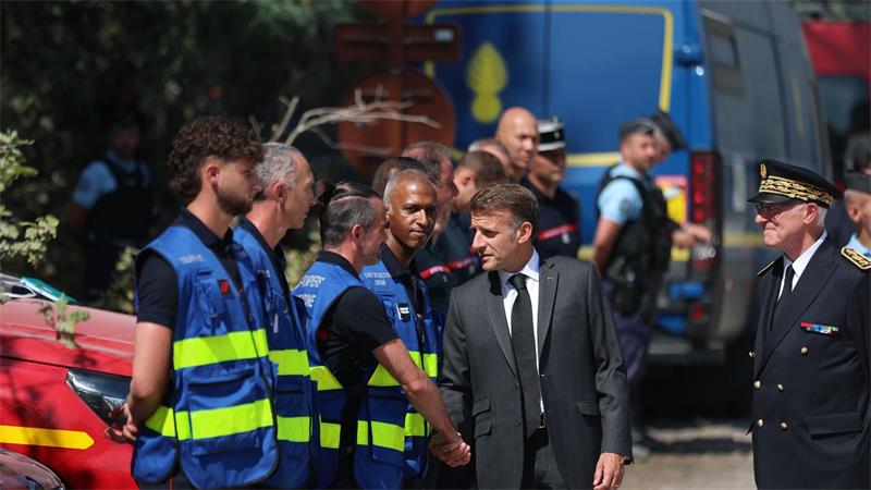 Verheerende Brände: Alle Rekorde sind schon gebrochen Frankreichs Präsident Macron besuchte die Einsatzkräfte