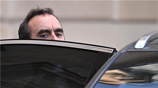 Frankreichs Premierminister Lecornu verlässt nach Kabinettssitzung den Elysee-Palast.