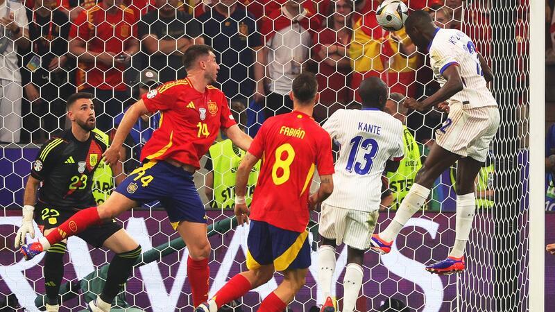 Spanien jubelt über EM-Finale - Yamal jüngster Torschütze Frankreichs Randal Kolo Muani (r) erzielt den Treffer zum 1:0.