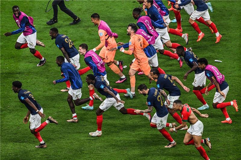 Frankreich vor Krönung - Bereit für „Rendezvous” mit Messi Frankreichs Spieler stürmen nach dem Sieg gegen Marokko zu ihren Fans.