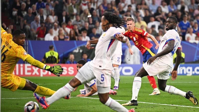 Spanien jubelt über EM-Finale - Yamal jüngster Torschütze Frankreichs Torhüter Mike Maignan (l), Jules Kounde (M) und Dayot Upamecano (r) können den Treffer zum 1:2 nicht verhindern.