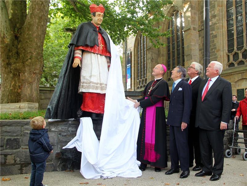 Bischof wusste schon 2011 von Vorwürfen gegen Hengsbach Franz-Josef Overbeck (l) enthüllt 2011 mit Gästen die Skulptur für den verstorbenen Franz Kardinal Hengsbach.