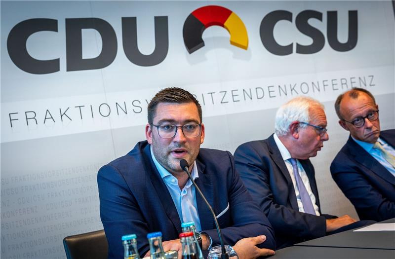 Zehn-Punkte-Plan: Union wirbt mit „Agenda für Deutschland” Franz-Robert Liskow, CDU-Landes- und Fraktionschef in Mecklenburg-Vorpommern, Friedrich Merz (r), Vorsitzender der Unionsfraktion im Bundestag, und Thomas Kreuzer (M), Fraktionsvorsitzenden der CSU im Bayerischen Landtag, bei einer Pressekonferenz bei einem Treffen der Fraktionschefs von CDU und CSU.