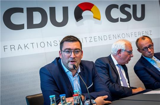 Franz-Robert Liskow, CDU-Landes- und Fraktionschef in Mecklenburg-Vorpommern, Friedrich Merz (r), Vorsitzender der Unionsfraktion im Bundestag, und Thomas Kreuzer (M), Fraktionsvorsitzenden der CSU im Bayerischen Landtag, bei einer Pressekonferenz bei einem Treffen der Fraktionschefs von CDU und CSU.